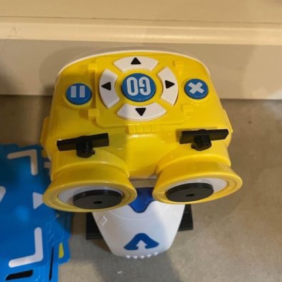 Thames & Kosmos Andy: The Code & Play Robot - Picture 3 of 3